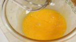 ではプリン液を作ります。まず卵と卵黄をボウルの中で溶きほぐします。泡立て器をボウルの底につけ泡立たないようにほぐします。