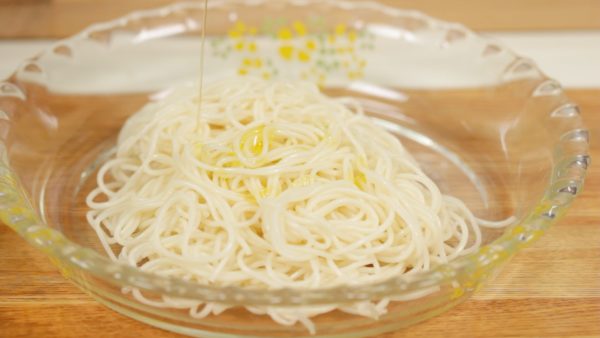 Remove the excess water thoroughly. And place the noodles onto a plate. Add a small amount of olive oil. And toss to coat.