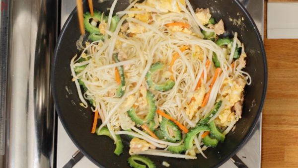 Quickly toss to coat and turn off the burner. To avoid over-cooking the somen noodles, distribute the seasoning as quickly as possible and turn off the burner.