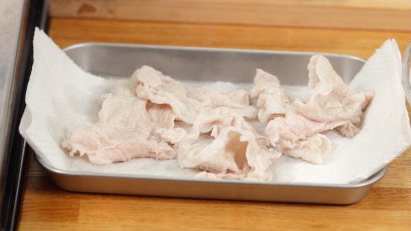 Cuando el cerdo se ponga blanco, colócalo sobre papel absorbente y déjalo enfriar. Este proceso ayudará a eliminar cualquier olor desagradable y dejará la carne de cerdo tierna y deliciosa.