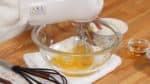 Mélangez le jaune d’œuf frais avec le sucre dans un bol. Avec un fouet électrique, battez légèrement l’œuf. 