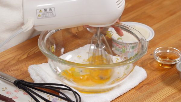 Combine the fresh egg yolk and the sugar in a bowl. Using a hand mixer, lightly beat the egg.