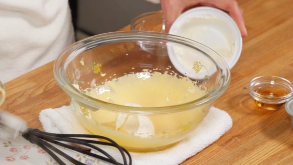 Remove the bowl and thoroughly beat the egg until it turns a light color as shown. Add half of the mascarpone cheese to the egg. Lightly whip the mixture at a low speed. To help it mix evenly, allow the cheese to reach room temperature before using.
