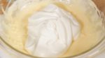 Monta la panna fino a raggiungere la stessa consistenza della crema col mascarpone. Aggiungi metà della panna montata nella ciotola. Mischia con una spatola.
