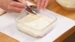Metti metà della crema al mascarpone sullo strato di pan di spagna. Distribuisci uniformemente.