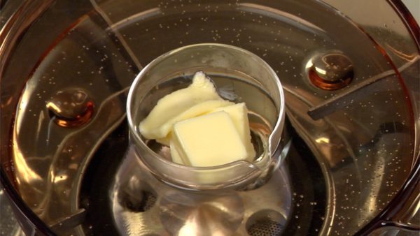Let’s make the bottom crust for the cheesecake. Gradually melt the butter using a <a href="https://en.wikipedia.org/wiki/Bain-marie" target="_blank" rel="noopener">bain-marie</a> or microwave.