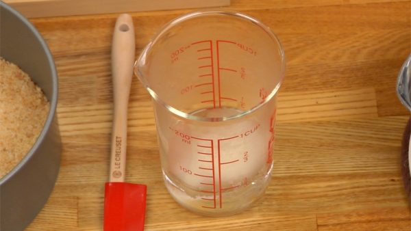 Measure the hot water with a measuring cup and dissolve the gelatin power completely with a spatula.