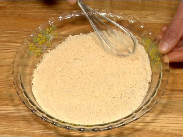 Hagamos dos tipos de coberturas para el Dango de Tofu. Combine el kinako, la harina de soya tostada y el azúcar. Mezcle bien para hacer la cobertura de soja.