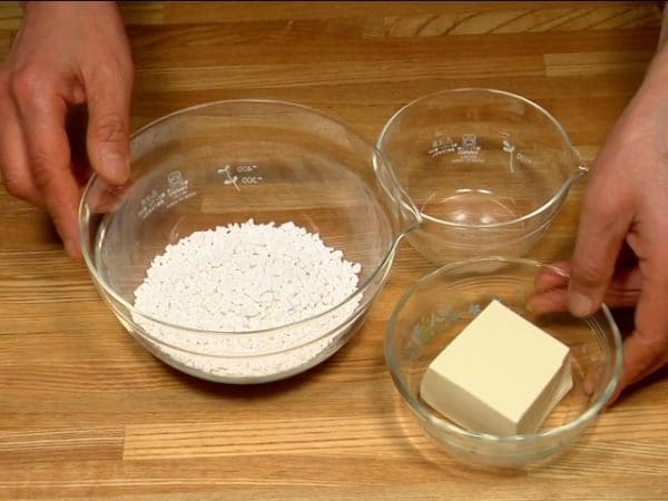 Mari buat adonan dango. Gabungkan shiratamako, tepung beras ketan dan tahu sutra dengan tanganmu kedalam mangkuk.