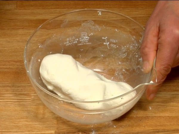 Pétrissez jusqu'à ce que la pâte soit souple et lisse.