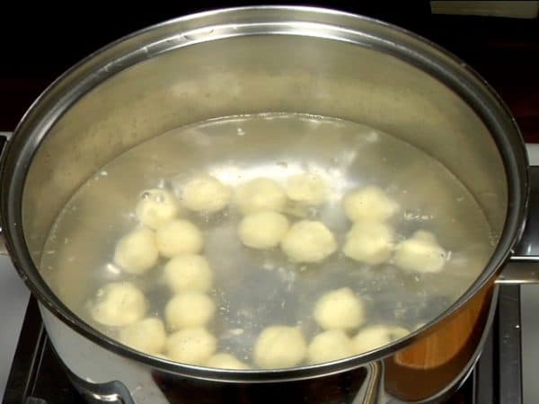 Nun werden die Dango gekocht. Die Teigkügelchen vorsichtig in einen großen Topf mit kochendem Wasser geben. Zuenächst werden die Kügelchen zum Boden sinken, nach einer Zeit werden sie aber auf der Wasseroberfläche schwimmen.