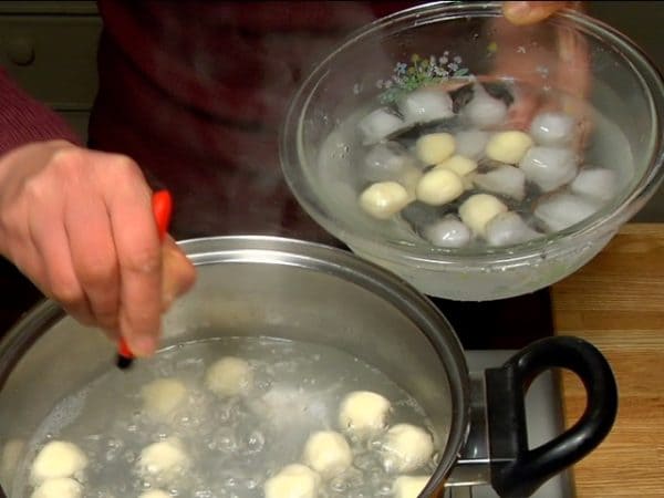 Faites bouillir les dango qui flottent 1 à 2 minutes de plus et ensuite placez-les dans un bol d'eau glacée. Cette étape va rendre les dango plus fermes et plus facile à tenir.