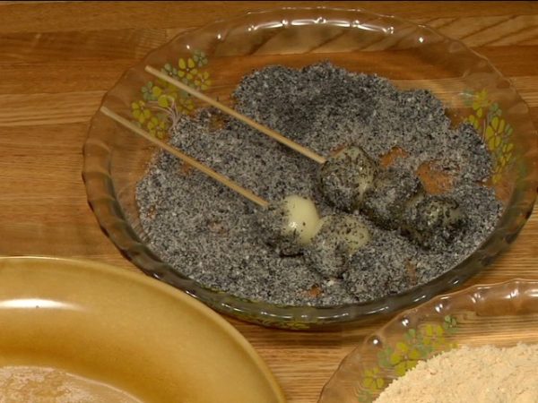 Let’s coat each of the skewers with a different topping. Coat a third of the skewers with the black sesame topping.