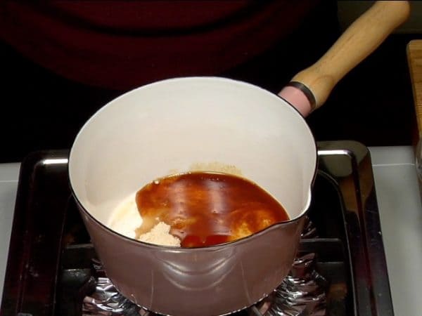 Hagamos la salsa de soya dulce para el resto de las brochetas. Combine el mirin, el azúcar y la salsa de soja en una olla y déjelo hervir.