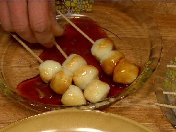 Reduzca la salsa hasta que espese y vierta en un plato. Cubra el dango con la salsa de soya dulce.