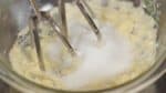 クッキーの生地を作ります。バターはハンドミキサーでクリーム状にします。砂糖を加えて軽く混ぜます。再びスイッチを入れ白っぽくなるまでさらに混ぜます。
