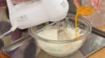 攪拌時一點點地加入打過的蛋液。如果蛋液和黃油分層了，試著加一點點蛋糕粉。這樣會改善分層，但別忘記之後放麵粉的時候把這部分減掉。