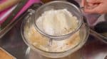 En un colador de malla, combinar la harina de repostería, la harina de almendras y una pizca de sal. Tamiza el polvo en el bol.