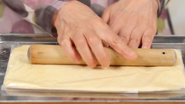 Roll it into a 3mm (0.1”) thick sheet evenly using a rolling pin.