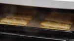 Colocar la bandeja para hornear en el horno. Hornee las galletas a 160 °C (320 °F) durante unos 11 minutos.