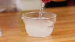 Coloque água quente no açúcar e faça o xarope. Mexa e dissolva bem o açúcar. Deixe descansar para esfriar e então leve o xarope à geladeira para gelar.