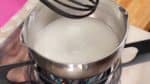 用氣球打蛋器將原料充分混合。然後，加熱鍋並繼續攪拌。不要過度加熱混合物，否則明膠可能不會好好的凝固起來。