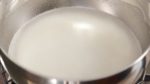 Quand des petites bulles commencent à se former sur les bords de la casserole, retirez et placez-la sur un dessous-de-plat. 