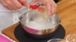Mezcla y disuelve por completo el polvo de almendras. Esto ayudará a crear una textura extremadamente suave y sedosa. Añade la gelatina rehidratada. Revuelve y disuelve por completo la gelatina.