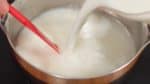Agrega la leche y mezcla