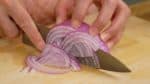 讓我們先切蔬菜。把紫洋蔥切成薄片。把洋蔥泡在冰水里面去減少刺激的味。