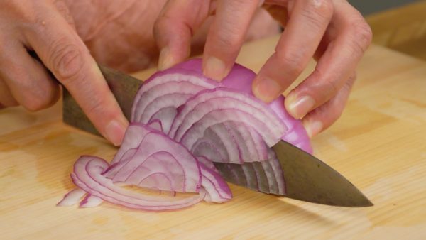 Let’s cut the vegetables. Slice the red onion into thin slices. Soak the onion in ice water to reduce the pungent taste.