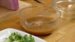 おろし生姜を加えて混ぜ ごまだれつゆの出来上がりです。野菜もおつゆも冷蔵庫で冷たく冷やしておいて下さい。