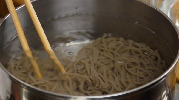 Let’s cook the noodles. Place the frozen soba noodles into a pot of boiling water. Loosen up the noodles on high heat and then, turn off the burner.
