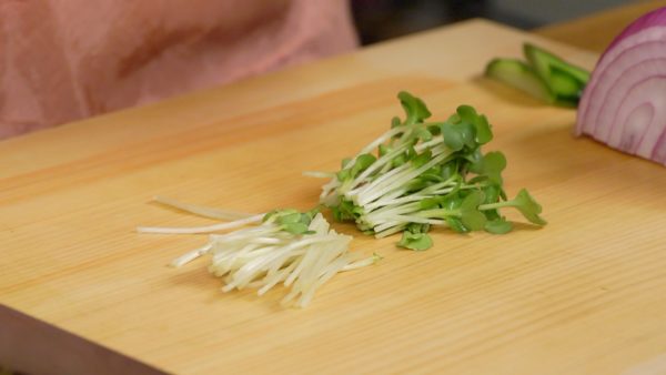 Remove the root part of the kaiware radish sprouts or garden cress and cut them in half.
