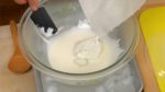 Let’s make the yogurt cream. Add the sugar to the cold whipping cream. Strain the yogurt for about 2 hours and then add it to the cream.