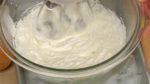 Placez le fond du bol dans l'eau glacée et fouettez la crème avec un fouet électrique. Quand elle est fouettée comme vous souhaitez, la crème au yaourt est prête. 