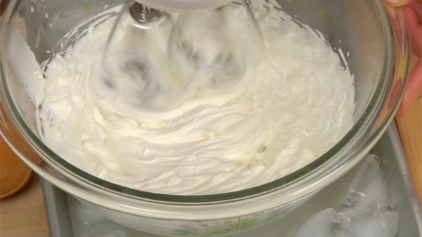 Để đáy bát vào nước đá và đánh kem bằng máy trộn bằng tay. Khi nó đạt giai đoạn đỉnh mong muốn, kem sữa chua đã sẵn sàng.