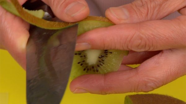 Chúng tôi sẽ cắt hoa quả. Thái quả dương đào (kiwi) thành các lát 5~6mm (0,2 inch) và sau đó gọt vỏ.