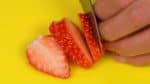 Remove the stem end of the strawberries and slice them into 5~6mm (0.2") slices.