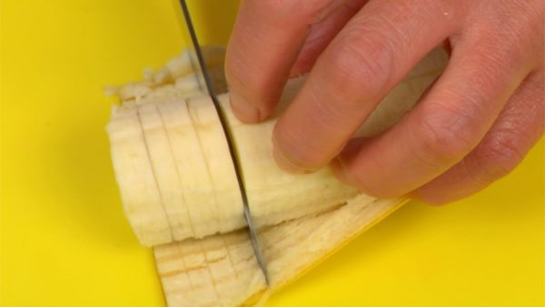 Peel the banana and slice it into 5~6mm (0.2") slices as well.