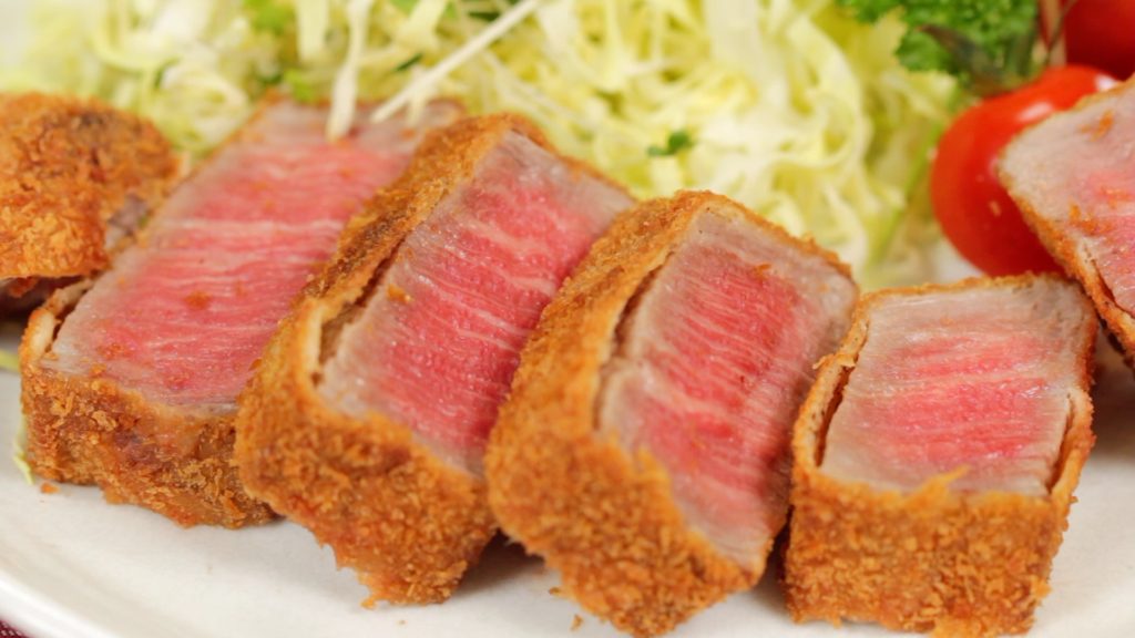 You are currently viewing Recette de Gyukatsu (bœuf wagyu pané avec deux types de sauces)