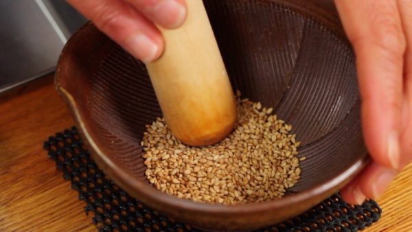 Die andere Variante der Soße ist eine Sesam Miso Soße. Nehmt geröstete weiße Sesamkörner und mahlt sie mit einem Mörser und Stößel.