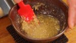 Ajoutez le miso et mélangez. Ensuite, ajoutez le mirin et le vinaigre. Mélangez pour dissoudre le miso. Maintenant, ajoutez petit à petit l'huile d'olive en mélangeant. Mélangez bien la sauce et c'est prêt. 