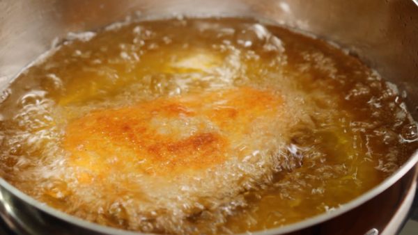 Occasionally flip it over and deep-fry the steak for a total of 1 minute to achieve the rare state. You can also extend the cooking time for a medium well or well done steak. Using the finely ground panko will allow you to coat the steak thinly and evenly, and help you fully enjoy the taste of the meat.