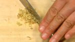 Préparez la sauce au sésame ensuite. Hachez la ciboulette. Coupez le gingembre en tranches fines. Coupez ces tranches en fines aiguilles et hachez-les.