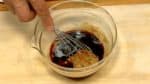 Misture a pasta de gergelim e o açúcar em uma tigela e mexa. Adicione o molho de soja e mexa até que esteja bem misturado. Adicione o vinagre e a água à mistura.