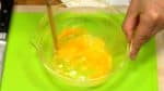 Vamos fazer uma camada de ovo frito. Quebre o ovo em uma tigela. Adicione sal, água e amido de batata e mexa bem os ingredientes. 