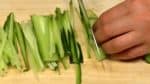 Retirez les bouts du concombre et coupez-le en tronçons de 7cm (2.8 inch). Coupez le concombre en tranches fines puis en lamelles de 2mm (0.08 inch). 