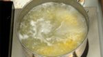 Faites cuire les nouilles hiyashi chuka. Mettez les nouilles dans une grande casserole d'eau bouillante. Quand l'eau bout à nouveau, baissez à feu doux. Suivez les instructions du paquet pour le temps de cuisson des nouilles. 