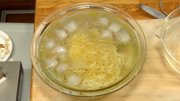 Turn off the burner and rinse the noodles with running water. Let the noodles cool in ice water. Place the noodles in a wire sieve and squeeze out excess water.